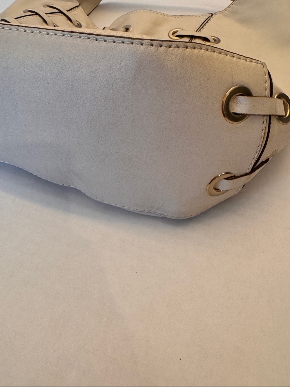 Michael Kors Astor Grommet Hobo Shoulder Leather Bag Purse Ivory Baseball - Picture 5 of 13